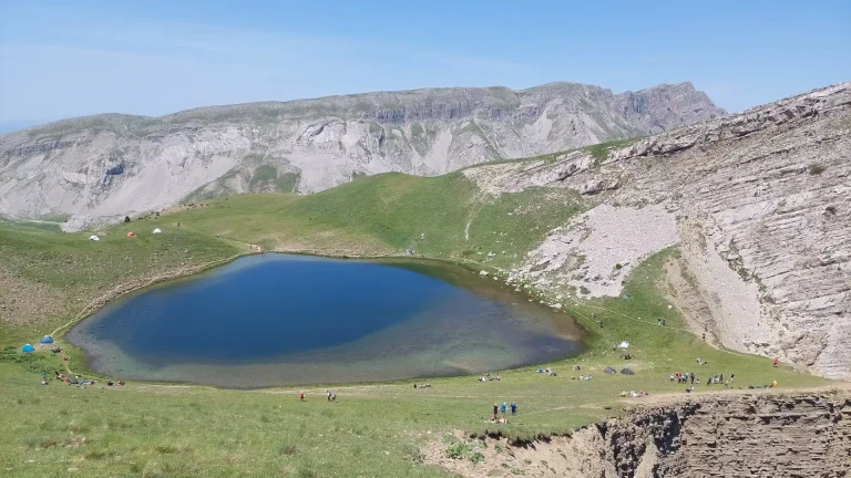 Φωτογραφία εξωφύλλου από πεζοπορία στη Δρακόλιμνη Τύμφης με το BackpackOnGreece