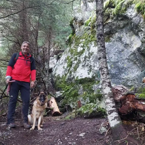 Δρακοτρυπιά πεζοπορία στο Μαίναλο με θέα προς Βυτίνα από το φυσικό σπήλαιο