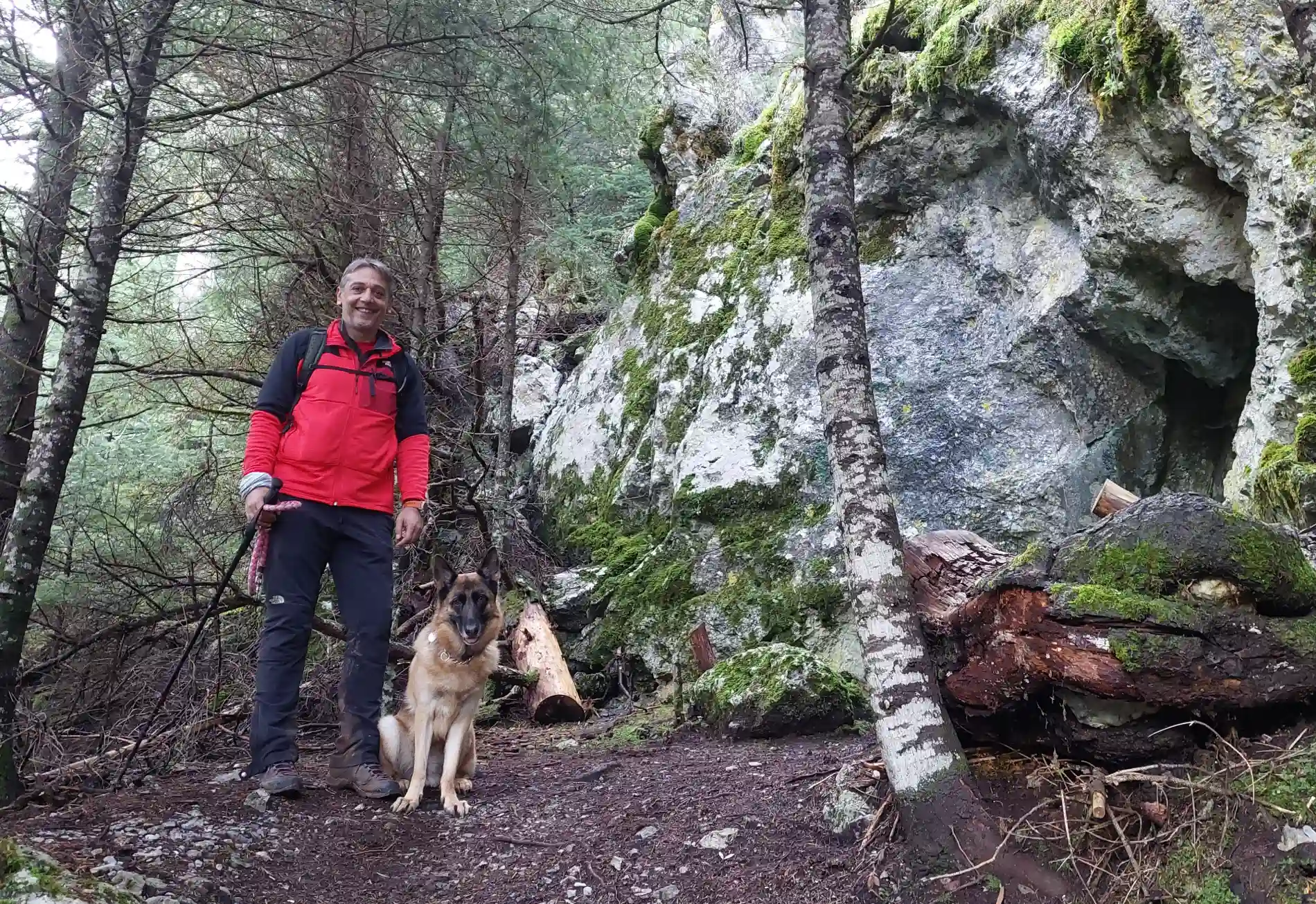 Δρακοτρυπιά πεζοπορία στο Μαίναλο με θέα προς Βυτίνα από το φυσικό σπήλαιο