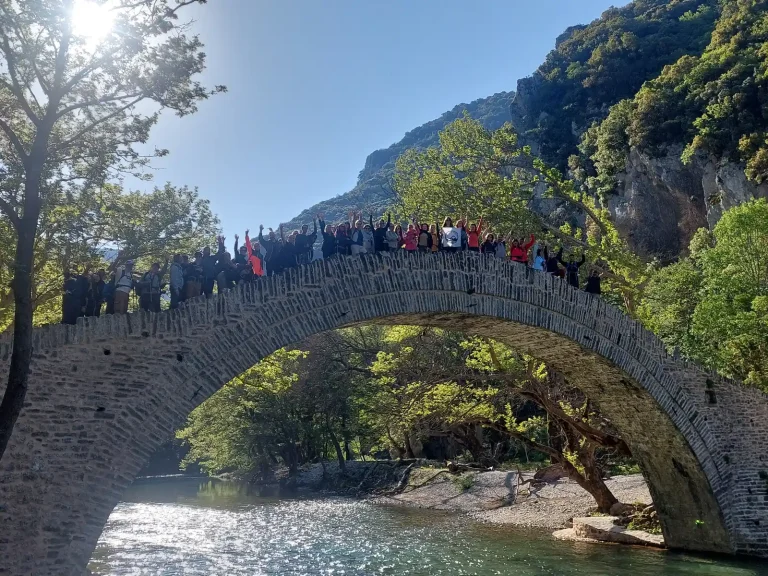 Φαράγγι Βίκου & Ζαγοροχώρια. Φωτογραφία εξωφύλλου από την πεζοπορική εκδρομή στο Φαράγγι Βίκου και τα Ζαγοροχώρια με το BackpackOnGreece