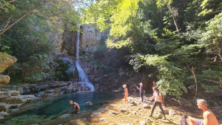 Φωτογραφία εξωφύλλου από πεζοπορική εκδρομή στους Καταρράκτες Ορλιά με το BackpackOnGreece
