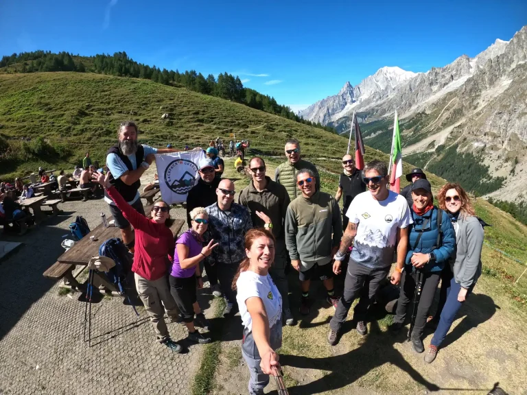 Φωτογραφία εξωφύλλου από το Tour du Mont Blanc Vol2 στο καταφύγιο Bonatti με φόντο τις Άλπεις
