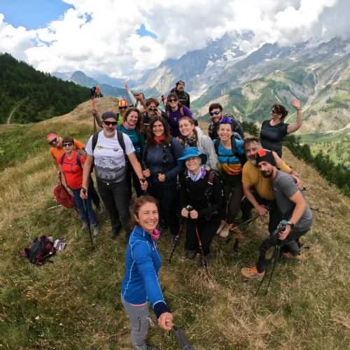Tour du Mont Blanc. Φωτογραφία εξωφύλλου από το Vol.3 με πανοραμική θέα στις κορυφές του Mont Blanc και την ομάδα του BackpackOnGreece