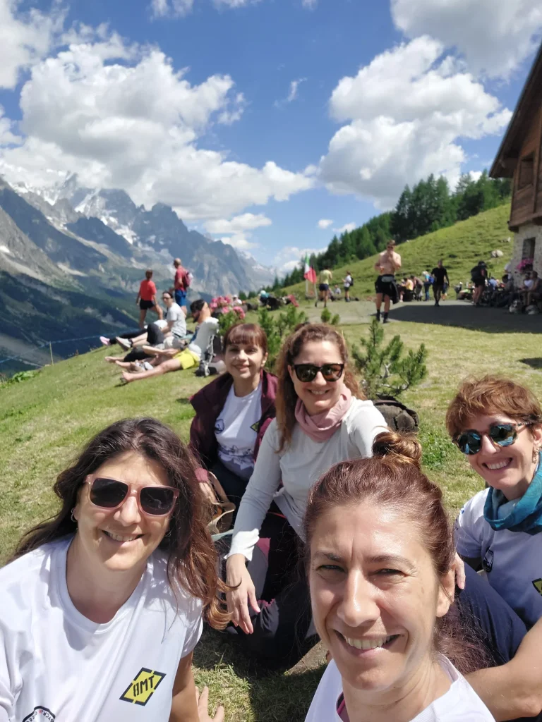 backpackongreece-image-tour-du-mont-blanc-vol3-bonatti-girls-2