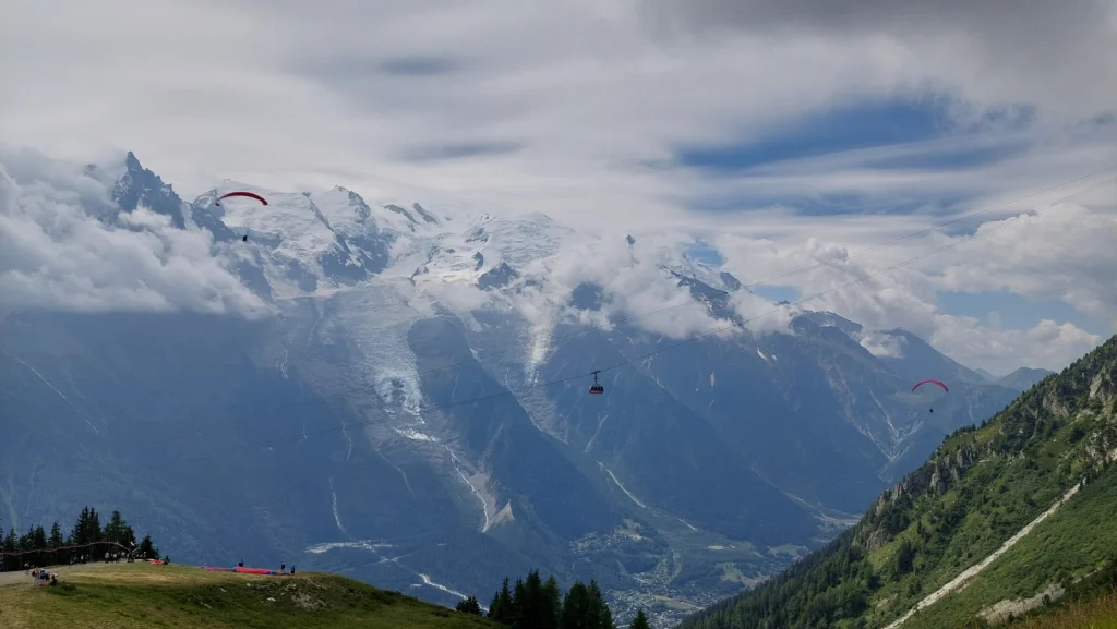 backpackongreece-image-tour-du-mont-blanc-vol3-chamonix-paragliders-8