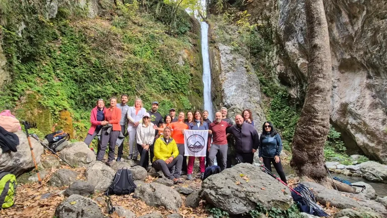 Λουτρά Πόζαρ. Φωτογραφία εξωφύλλου από πεζοπορική εκδρομή στα Λουτρά Πόζαρ με το BackpackOnGreece