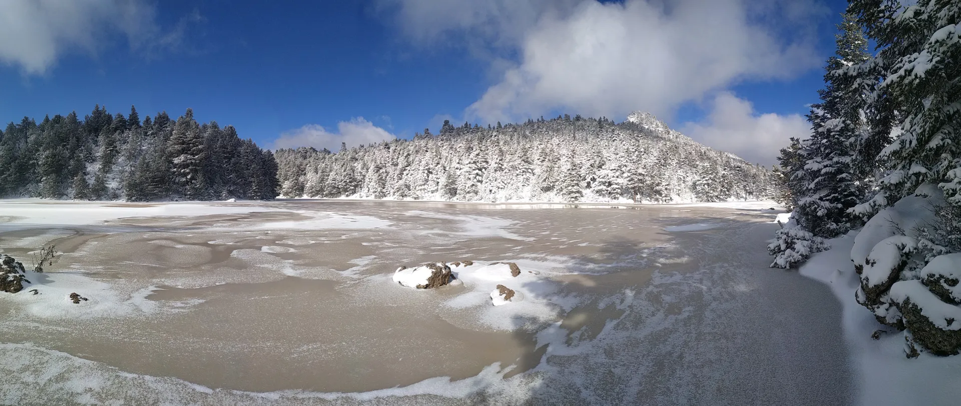 Λίμνη Δασίου παγωμένη στο αλπικό τοπίο της Ζήρειας, μέσα στη χειμερινή φύση