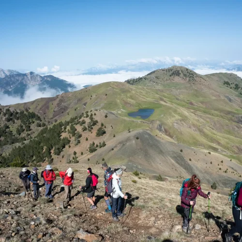 Δρακόλιμνη Σμόλικα. Ορεινή ομάδα ανάβαση Σμόλικας πεζοπορική διαδρομή με θέα τη Δρακόλιμνη σε σχήμα καρδιάς