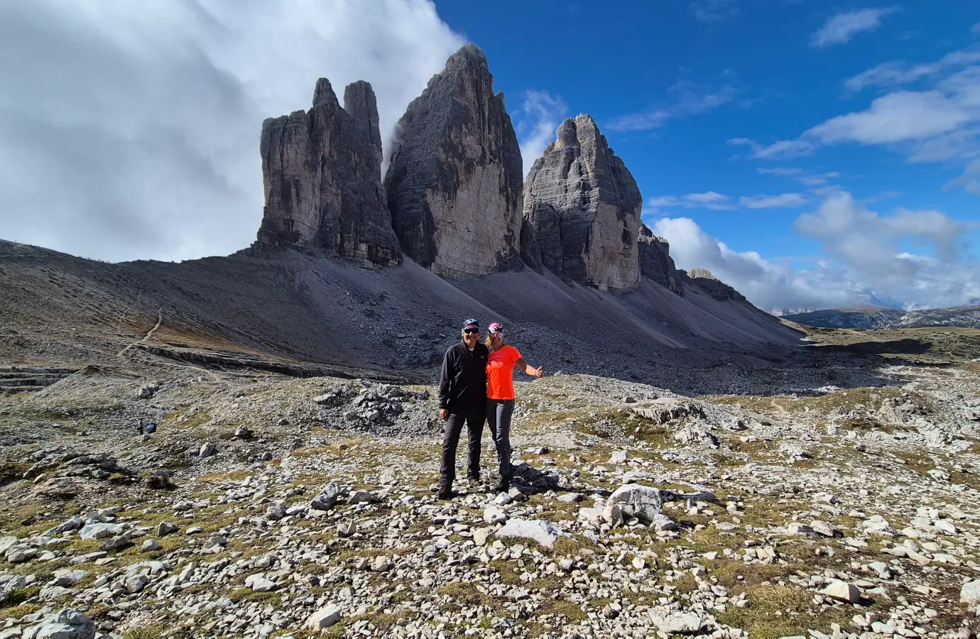 Λένα και Βαγγέλης στους Δολομίτες, μπροστά στις κορυφές Tre Cime di Lavaredo, κατά τη διάρκεια αναγνωριστικής πεζοπορίας για το BackpackOnGreece.