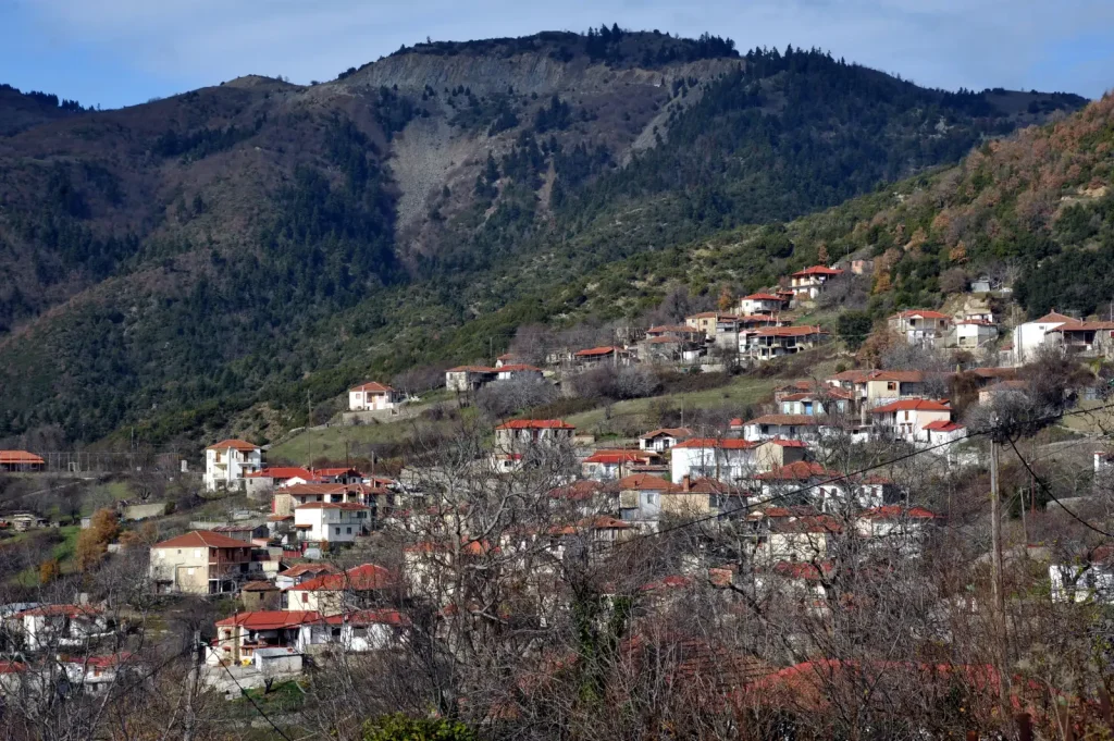 backpackongreece-image-loutra-smokovou-kastro-menelaidos-2026-01