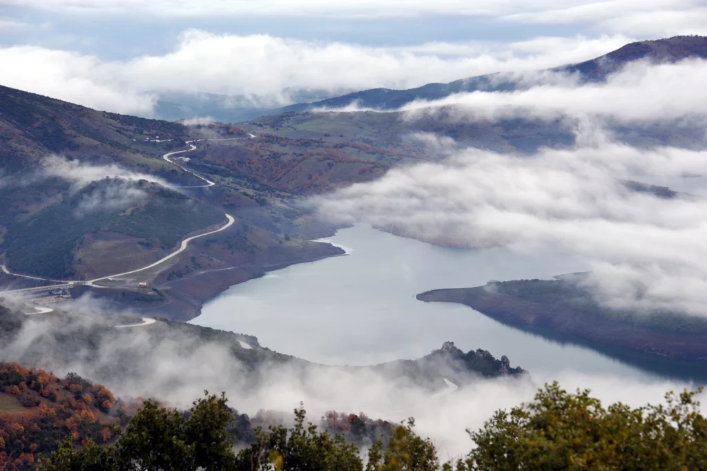 backpackongreece-image-loutra-smokovou-kastro-menelaidos-2026-05