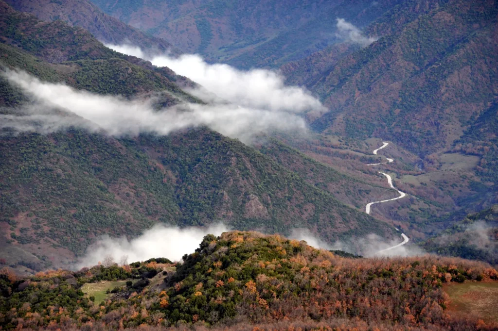 backpackongreece-image-loutra-smokovou-kastro-menelaidos-2026-06