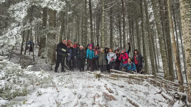 Λουτρά Σμοκόβου, ομαδική φωτογραφία της ομάδας μέσα σε χιονισμένο δάσος στα Θεσσαλικά Άγραφα