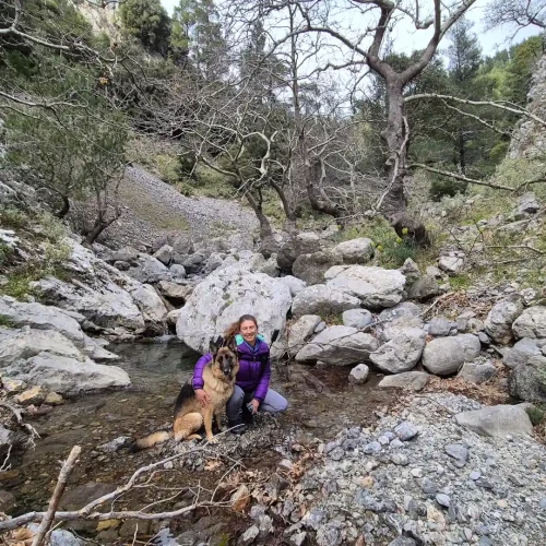 Φαράγγι Αγάλης πεζοπορία με τη Λένα και τη Νέλλυ δίπλα στο ρυάκι, ανάμεσα σε βράχια και δέντρα στην Εύβοια