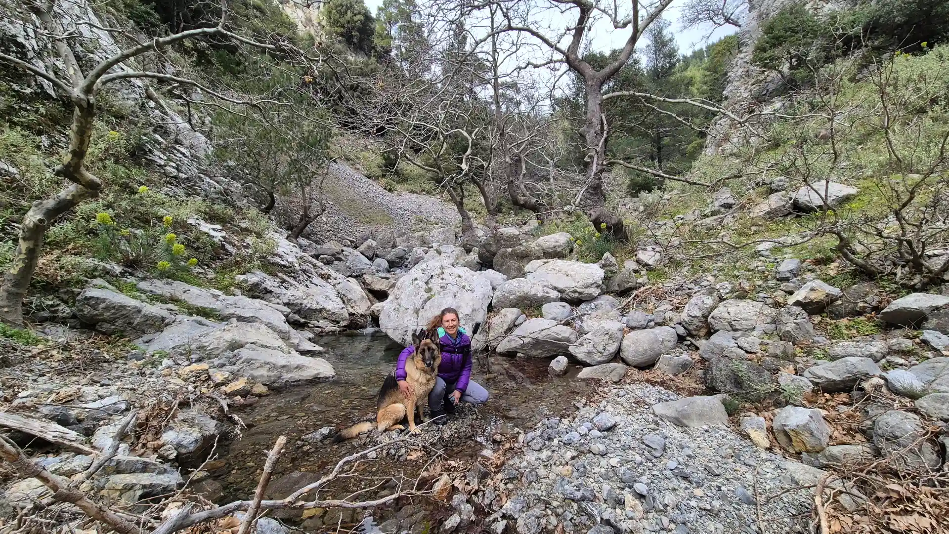 Φαράγγι Αγάλης πεζοπορία με τη Λένα και τη Νέλλυ δίπλα στο ρυάκι, ανάμεσα σε βράχια και δέντρα στην Εύβοια