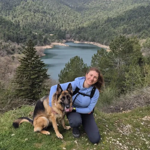 πεζοπορία στη λίμνη Τσιβλού με τη Λένα και τη Νέλλυ σε σημείο θέας πάνω από τη λίμνη