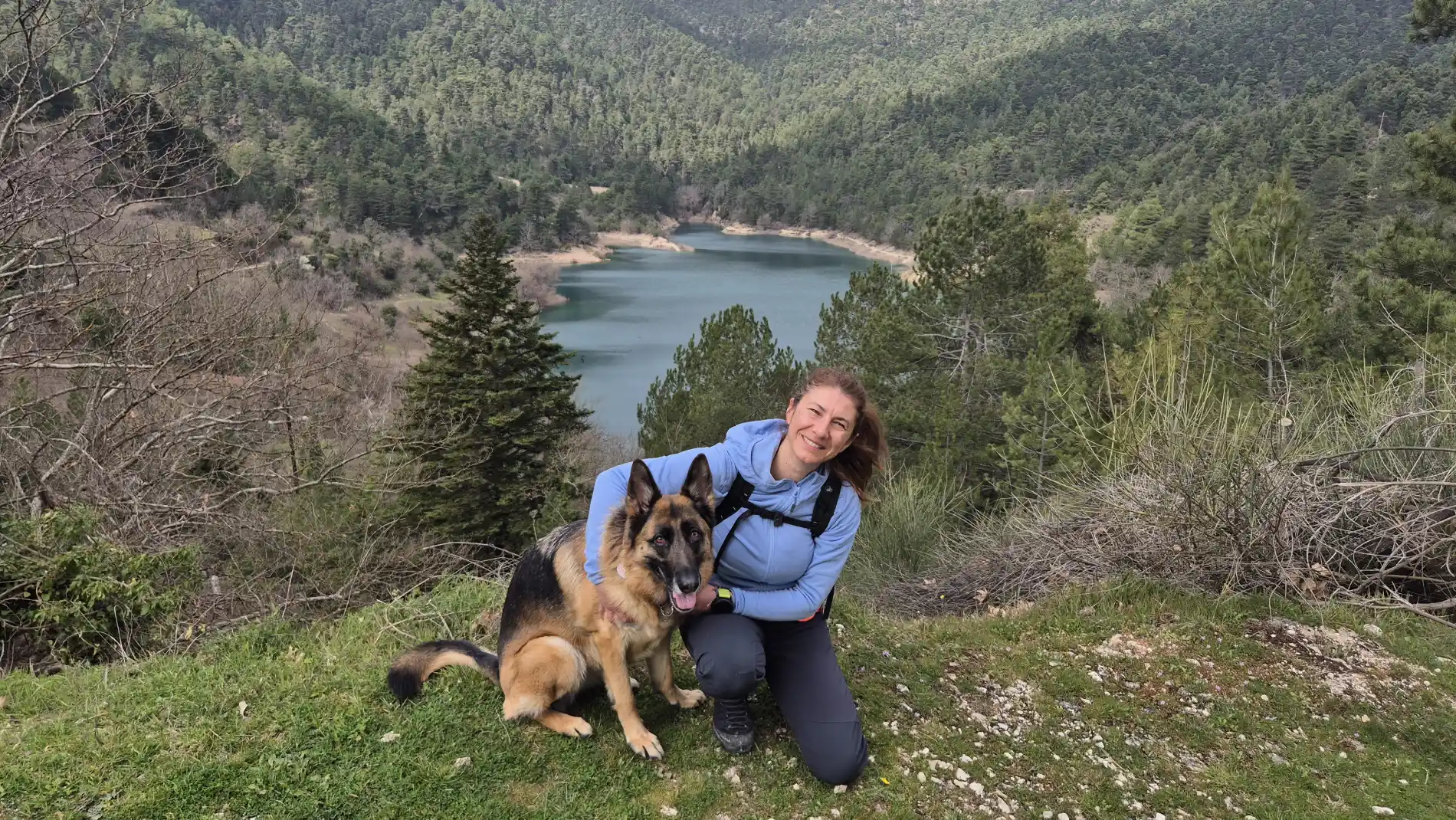 πεζοπορία στη λίμνη Τσιβλού με τη Λένα και τη Νέλλυ σε σημείο θέας πάνω από τη λίμνη