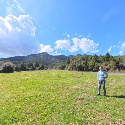 Το μονοπάτι του νερού μια πεζοπορία στο Καλλίδρομο με ανοιξιάτικο λιβάδι και θέα στο βουνό