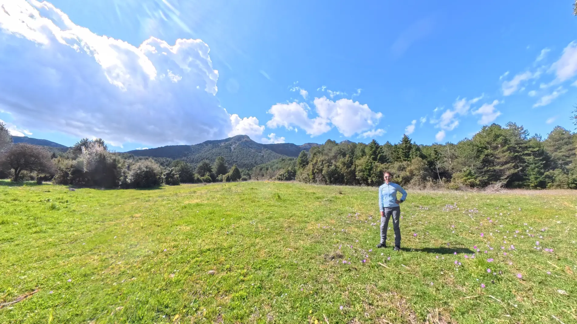 Το μονοπάτι του νερού μια πεζοπορία στο Καλλίδρομο με ανοιξιάτικο λιβάδι και θέα στο βουνό