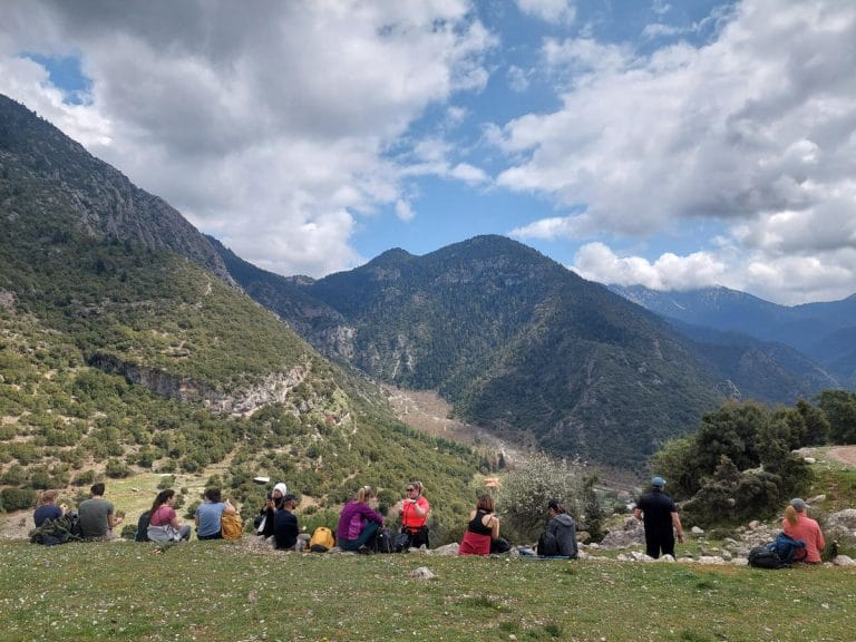 Φωτογραφία εξωφύλλου από πεζοπορική εκδρομή στο Σπήλαιο Λιμνών Πλανητέρο με το BackpackOnGreece