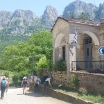 Έναρξη της ανάβασης προς τη Δρακόλιμνη Τύμφης Η ομάδα στο ξεκίνημα της πεζοπορίας προς το Μικρό Πάπιγκο