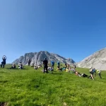 Στάση για ξεκούραση στην ανάβαση Η ομάδα ξεκουράζεται με φόντο την κορυφή Αστράκα