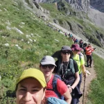Selfie στιγμιότυπο της ομάδας στην πορεία προς τη Δρακόλιμνη Η Λένα βγάζει selfie με την ομάδα στο μονοπάτι