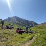 Στιγμές ξεκούρασης δίπλα στη Δρακόλιμνη Χαλάρωση της ομάδας δίπλα στη Δρακόλιμνη Τύμφης