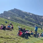 Χαλάρωση με θέα την αλπική λίμνη Η ομάδα ξεκουράζεται στην όχθη της Δρακόλιμνης