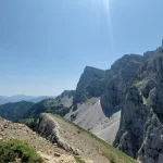 Η κορυφή Γκαμήλα και το Τσεκούρι της από τη Δρακόλιμνη