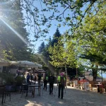 Λίγη ξεκούραση και οργάνωση στην πλατεία του Μονοδενδρίου πριν τη μεγάλη διαδρομή. Πεζοπόροι συγκεντρωμένοι στην πλατεία του Μονοδενδρίου πριν τη διάσχιση του Βίκου
