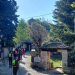 Το μεγάλο ταξίδι ξεκινά από το γραφικό Μονοδένδρι. Πεζοπόροι ξεκινούν τη διάσχιση του Φαραγγιού Βίκου από το Μονοδένδρι