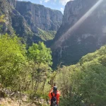 Κάθε βήμα κι ένα νέο φωτογραφικό κάδρο στο Φαράγγι του Βίκου. Πεζοπόρος φωτογραφίζει το εντυπωσιακό Φαράγγι του Βίκου στα Ζαγοροχώρια