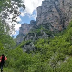Τοπίο που κόβει την ανάσα κάτω από τους Πύργους της Αστράκας. Το Φαράγγι του Βίκου με φόντο τους επιβλητικούς Πύργους της Αστράκας