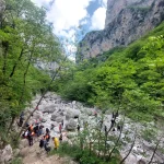 Μικρή στάση στην κοίτη του ποταμού για ξεκούραση και ανάσες δροσιάς. Πεζοπόροι ξεκουράζονται στην κοίτη του Φαραγγιού Βίκου δίπλα στον Βοϊδομάτη