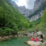 Η ηρεμία του Βοϊδομάτη μάς χάρισε λίγες στιγμές απόλυτης χαλάρωσης. Πεζοπόροι απολαμβάνουν χαλάρωση δίπλα στον ποταμό Βοϊδομάτη στα Ζαγοροχώρια