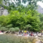 Η καλύτερη ανάμνηση είναι πάντα μια χαμογελαστή ομαδική φωτογραφία. Η ομάδα πεζοπόρων ποζάρει χαρούμενη στην κοίτη του ποταμού Βοϊδομάτη
