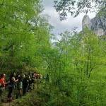 Χαμόγελα και ενέργεια σε κάθε βήμα της διαδρομής. Χαμογελαστοί πεζοπόροι περπατούν στο μονοπάτι του Φαραγγιού Βίκου