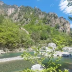 Η θέα στον Αώο μάς συνόδευε από τα πρώτα βήματα της πεζοπορίας. Πανοραμική θέα στον ποταμό Αώο από τη διαδρομή της πεζοπορίας στην Ήπειρο