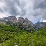 Το εμβληματικό τοπίο της Ηπείρου κάτω από τους Πύργους της Αστράκας. Οι Πύργοι της Αστράκας υψώνονται επιβλητικοί πάνω από το Φαράγγι του Βίκου