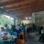 Η καλύτερη ανταμοιβή μετά από ώρες πεζοπορίας: τοπικές γεύσεις στην Ήπειρο. Γεύμα πεζοπόρων σε παραδοσιακή ταβέρνα μετά τη διάσχιση του Βίκου