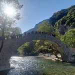 Επιστροφή στη βάση μας, γεμάτοι εικόνες και εμπειρίες. Η ομάδα επιστρέφει στη γέφυρα της Κόνιτσας μετά την πεζοπορία στη Μονή Στομίου