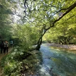 Το μονοπάτι κάτω από τα πλατάνια μας χάρισε στιγμές δροσιάς και ηρεμίας. Πεζοπορία κάτω από πλατάνια δίπλα στον ποταμό Βοϊδομάτη στην Ήπειρο