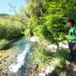 Πεζοπόρος θαυμάζει τη φύση και τα νερά του ποταμού Βοϊδομάτη