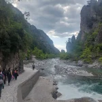 Η διαδρομή στο φαράγγι του Αώου μάς έφερε πιο κοντά στη φύση. Πεζοπόροι διασχίζουν το φαράγγι του Αώου ανάμεσα σε βράχια και πράσινο