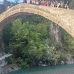 Πριν ξεκινήσουμε την πρώτη μας πεζοπορία, απαραίτητη η φωτογραφία στη γέφυρα! Χαμογελαστοί πεζοπόροι στη γέφυρα της Κόνιτσας πριν την εκδρομή στο Φαράγγι Βίκου