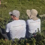 Μικρή στάση και χαμόγελα με το συλλεκτικό μπλουζάκι της ομάδας μας. Μέλη της ομάδας καθιστά, φορώντας το μπλουζάκι BackpackOnGreece