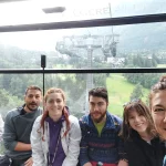Χαμόγελα και ενθουσιασμός στο τελεφερίκ, με το βουνό να μας αποχαιρετά. Selfie πεζοπόρων μέσα στο τελεφερίκ πάνω από το Σαμονί
