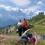 Το Mont Blanc παίζει κρυφτό πίσω από τα σύννεφα της κοιλάδας. Η κορυφή του Mont Blanc καλυμμένη από πυκνά σύννεφα