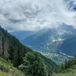Μοναδικές στιγμές στο θρυλικό Tour du Mont Blanc, ανάμεσα σε κορυφές και παγετώνες. Tour du Mont Blanc πεζοπορία με φόντο τις αλπικές κορυφές